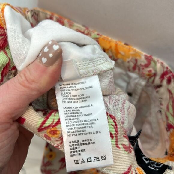 BDG Urban Outfitters High Waisted Floral Denim Mom Jeans. Size 26. - Picture 9 of 10